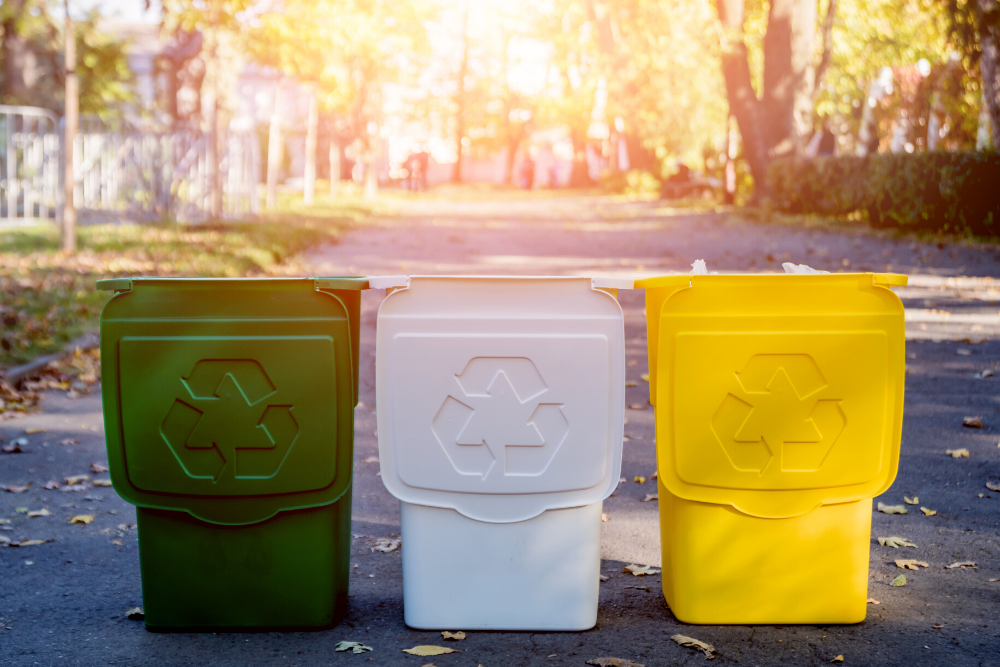3 farbige Mülltonnen für die richtige Mülltrennung.