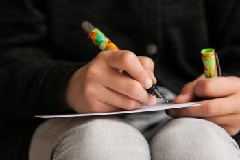 Zeit für schöne Worte: Warum wir wieder mal eine Grußkarte schreiben sollten