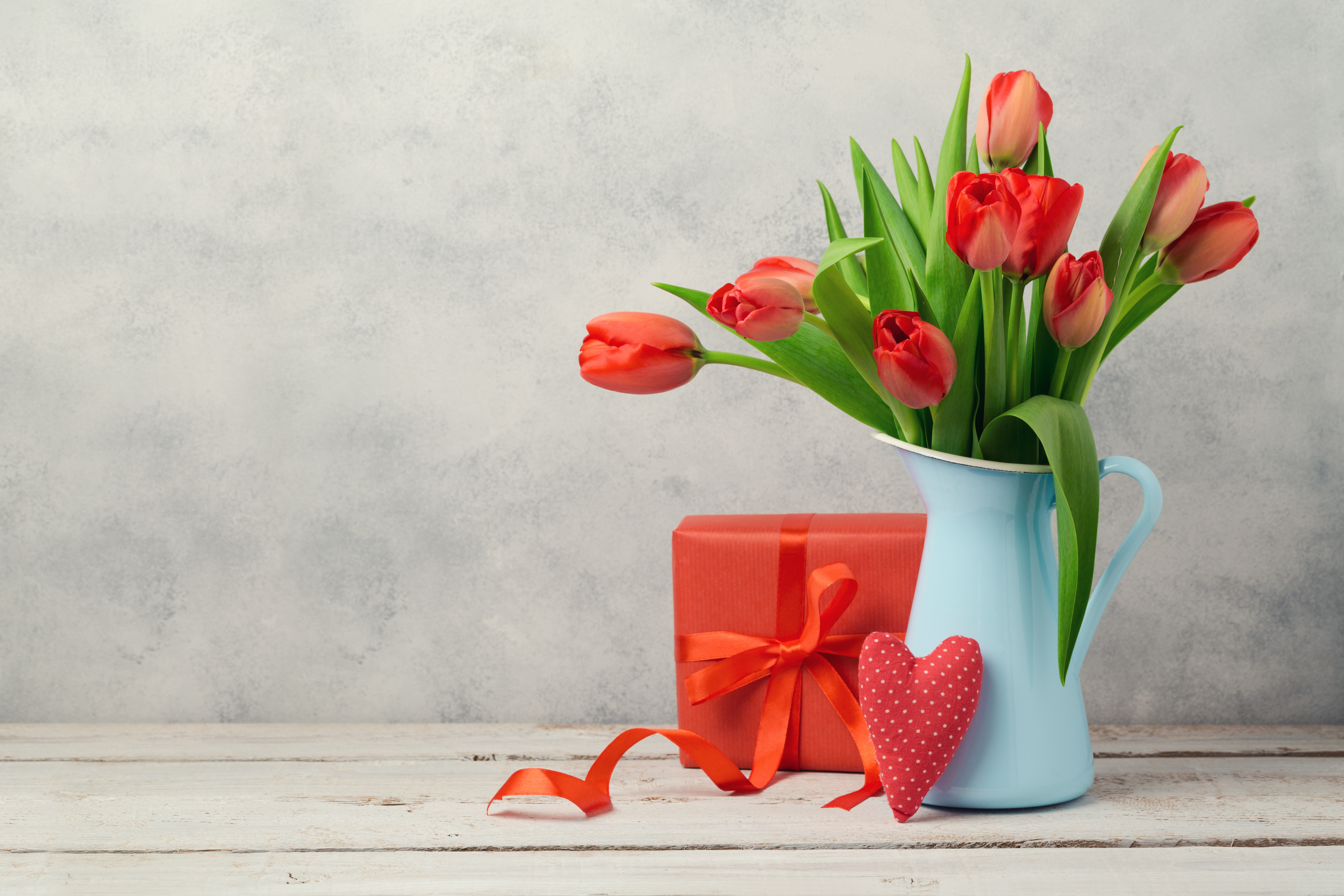 Kleine Geschenke zum Valentinstag: Tulpenstrauß, Herz und Päckchen. 